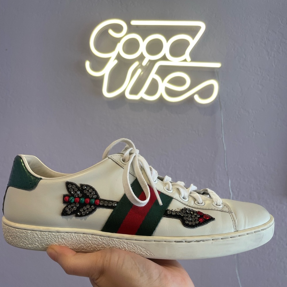 Gucci leather sneakers with embellished arrow size 38 (US Size 7.5-8)